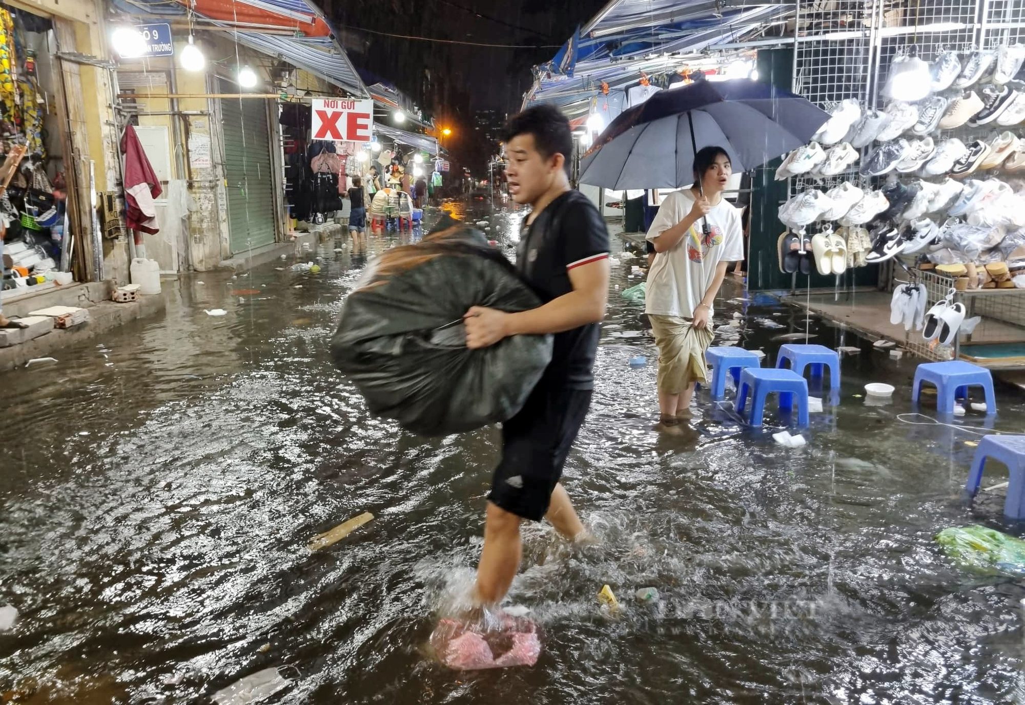 Hà Nội mưa lớn, nhiều tuyến đường ùn tắc và ngập lụt - Ảnh 9.