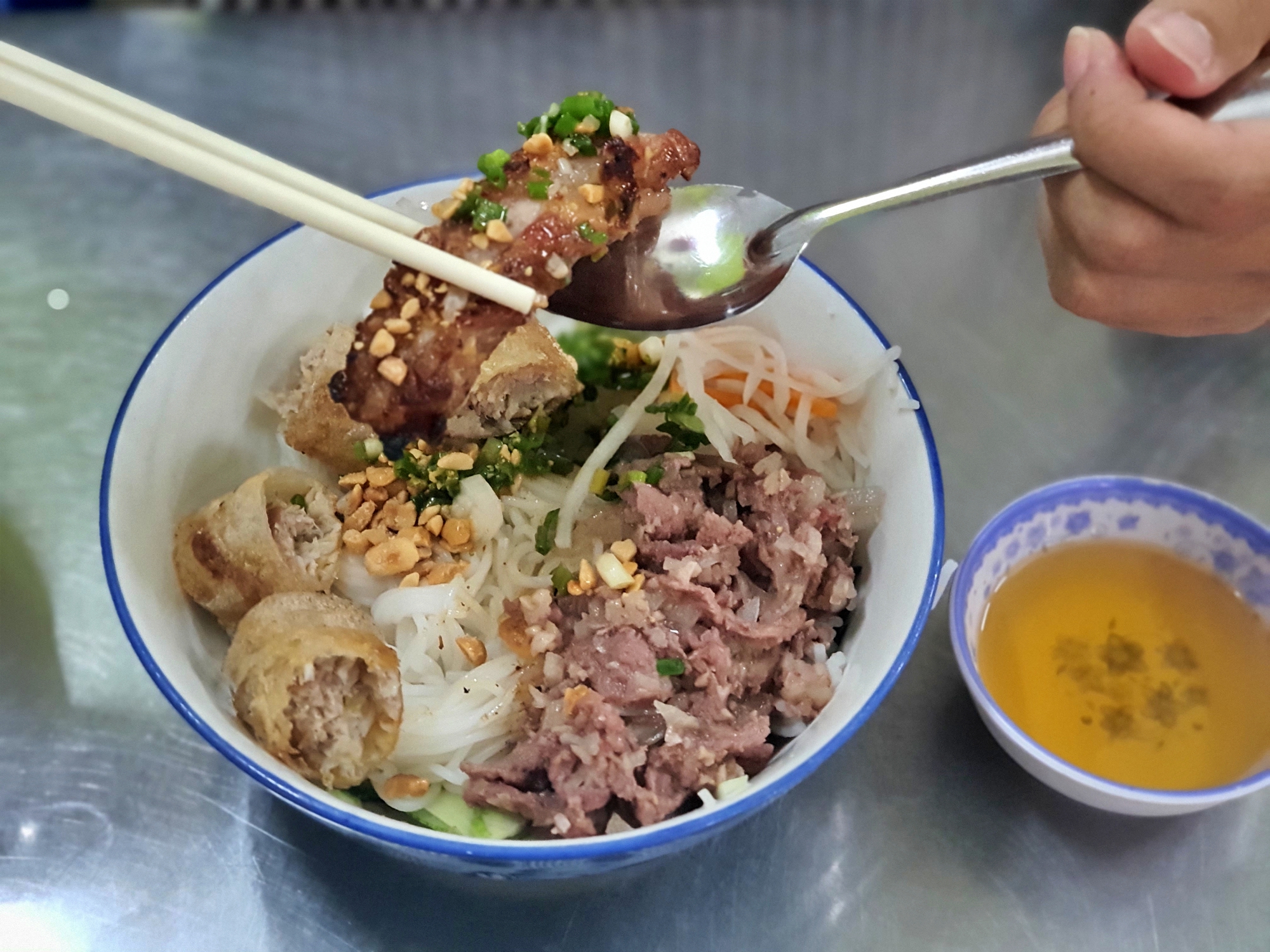 Sài Gòn quán: Quán bún thịt nướng có thịt bò xào hành tây nổi tiếng quận 1 - Ảnh 3.