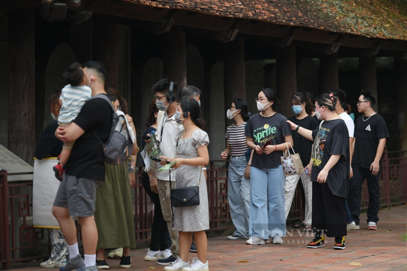 Hàng trăm sĩ tử, phụ huynh đến Văn Miếu dâng lễ cầu may trước kỳ thi tốt nghiệp THPT - Ảnh 3.