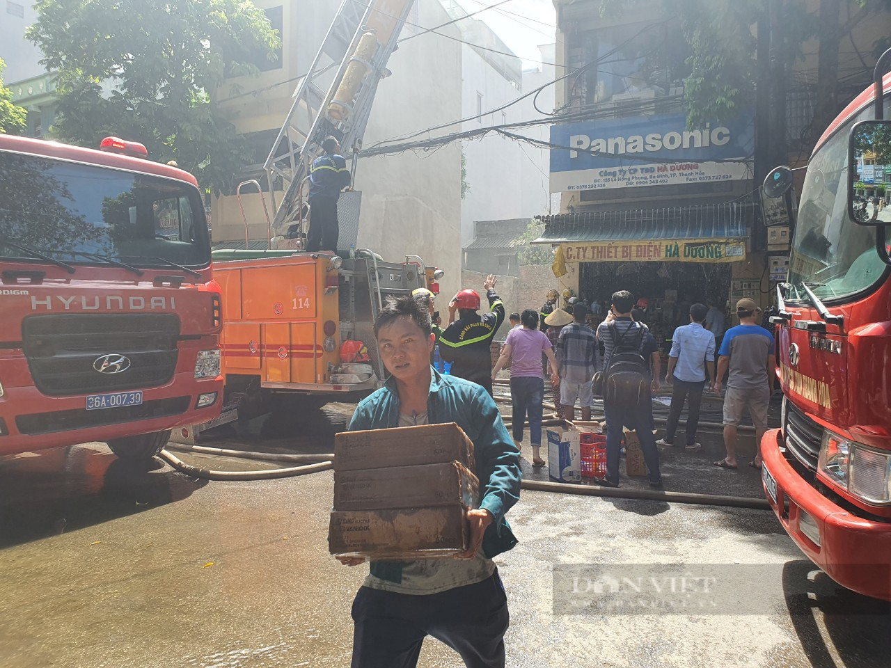 Thanh Hóa: Cửa hàng bán thiết bị điện bất ngờ bốc cháy, thiệt hại hàng trăm triệu đồng - Ảnh 3.