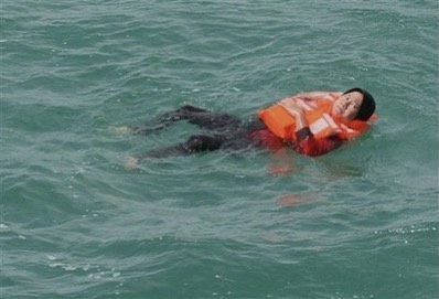 Đi tắm biển người phụ nữ trôi dạt ra ngoài khơi xa gần một ngày, may mắn tàu cá phát hiện cứu sống - Ảnh 1.
