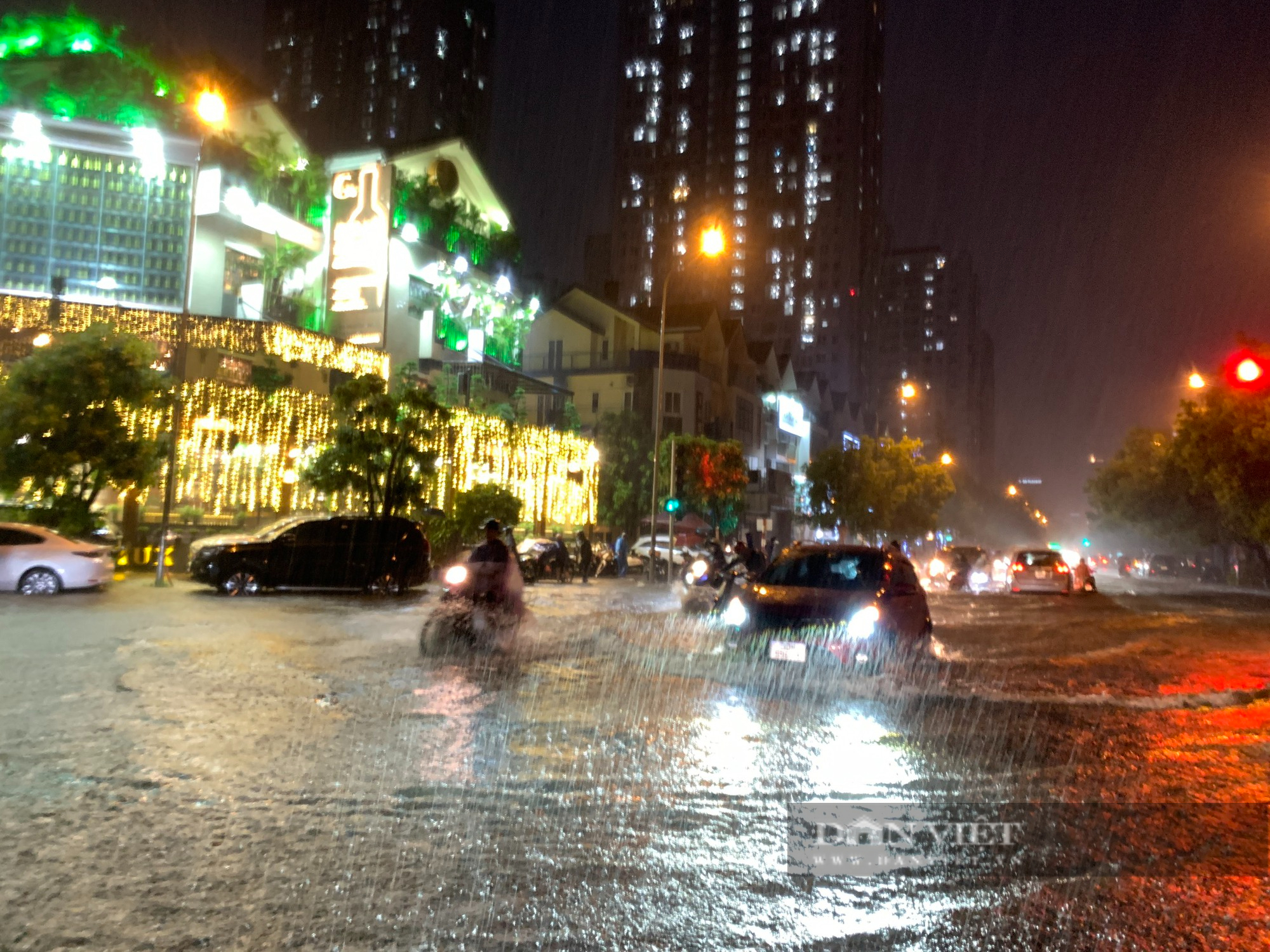 Tuyến đường cứ hễ mưa là ngập thành &quot;sông&quot; tại Hà Nội - Ảnh 3.