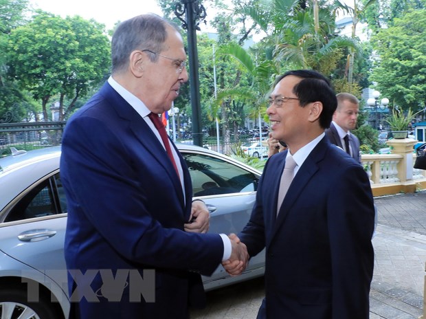 Sáng nay Ngoại trưởng Nga Sergey Lavrov đặt vòng hoa và viếng Chủ tịch Hồ Chí Minh - Ảnh 1.