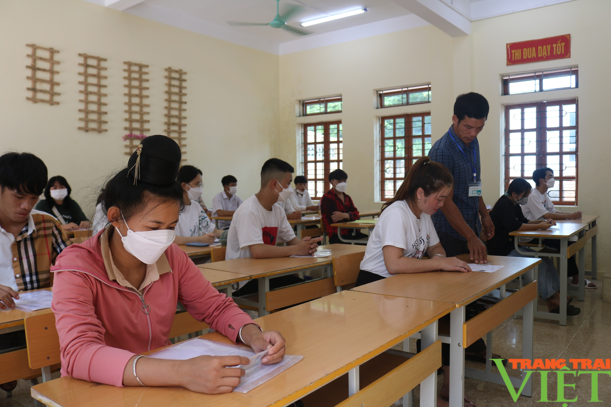 Học sinh huyện vùng cao Sơn La hoàn tất thủ tục tốt nghiệpTHPT năm 2022 - Ảnh 7.