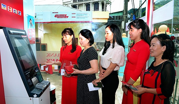 Agribank Chi nhánh Sơn La: Khai trương máy ATM đa chức năng tại Mộc Châu - Ảnh 2.