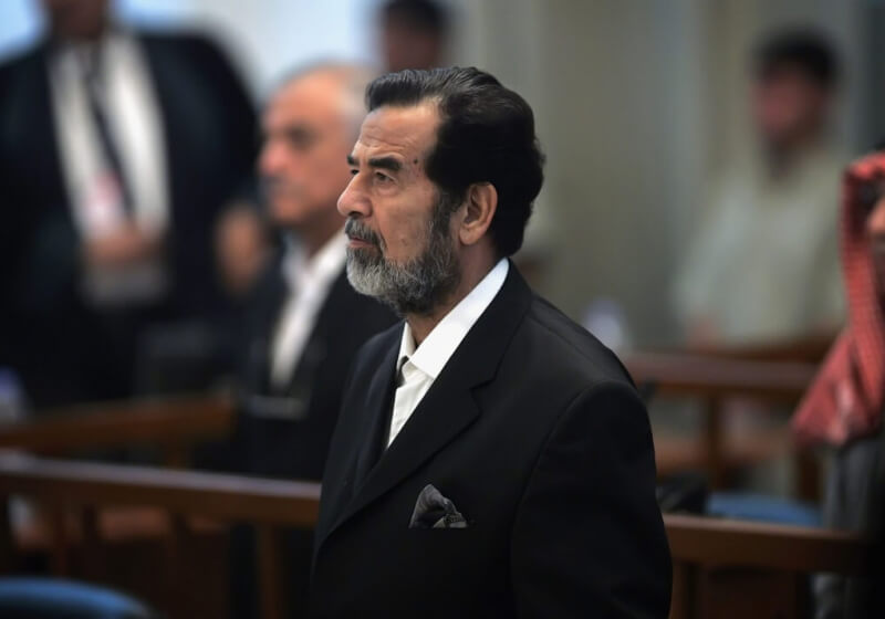 Trước lúc bị treo cổ, cựu Tổng thống Saddam Hussein đã có hành động gì? - Ảnh 1.