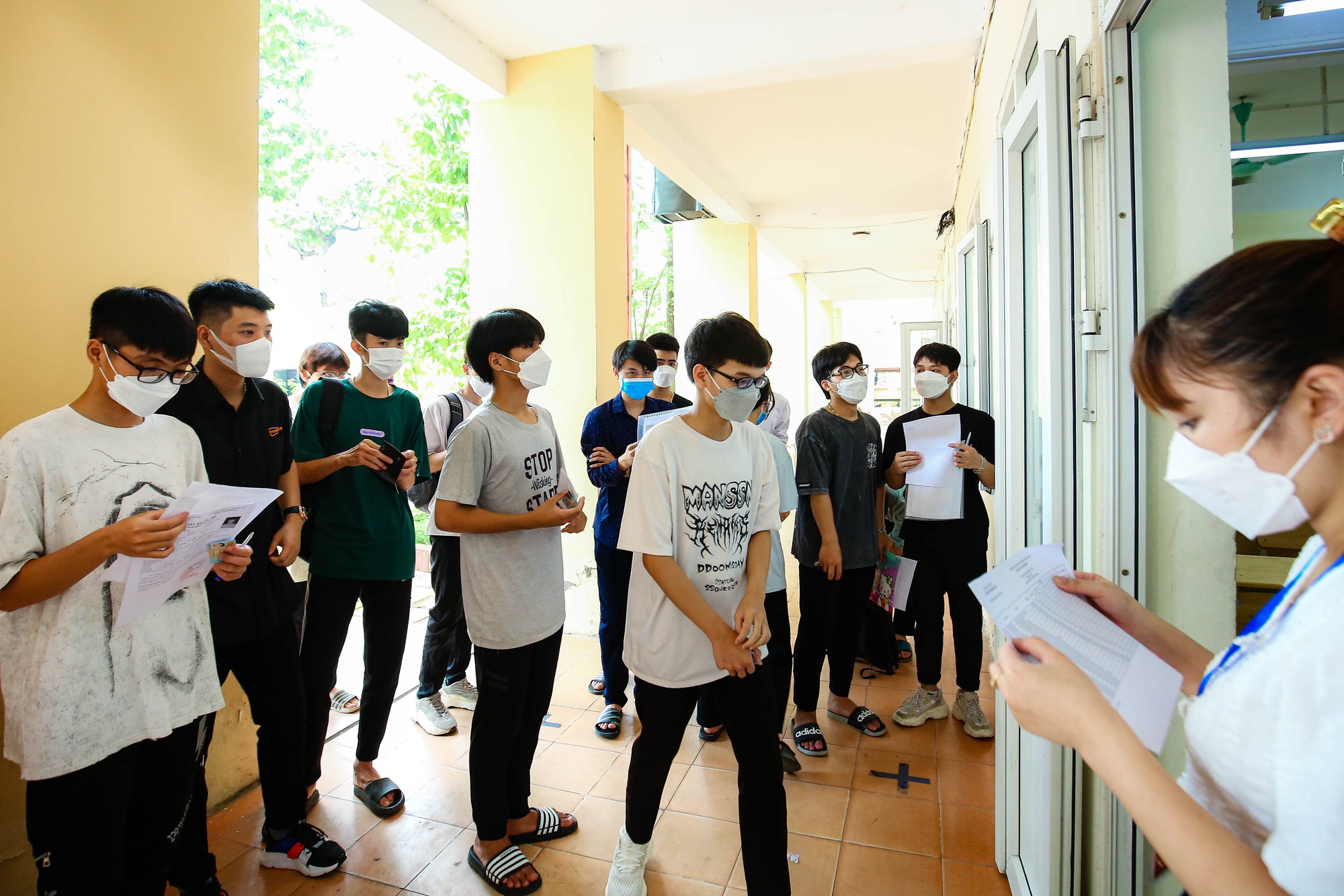 Hình ảnh thí sinh làm thủ tục dự thi tốt nghiệp THPT năm 2022 tại Hà Nội - Ảnh 13.