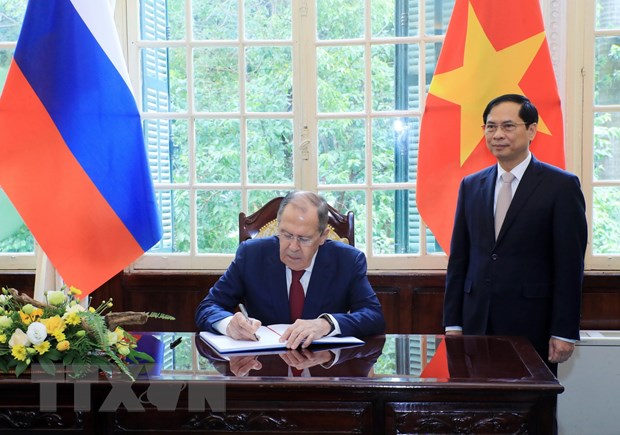 Sáng nay Ngoại trưởng Nga Sergey Lavrov đặt vòng hoa và viếng Chủ tịch Hồ Chí Minh - Ảnh 4.
