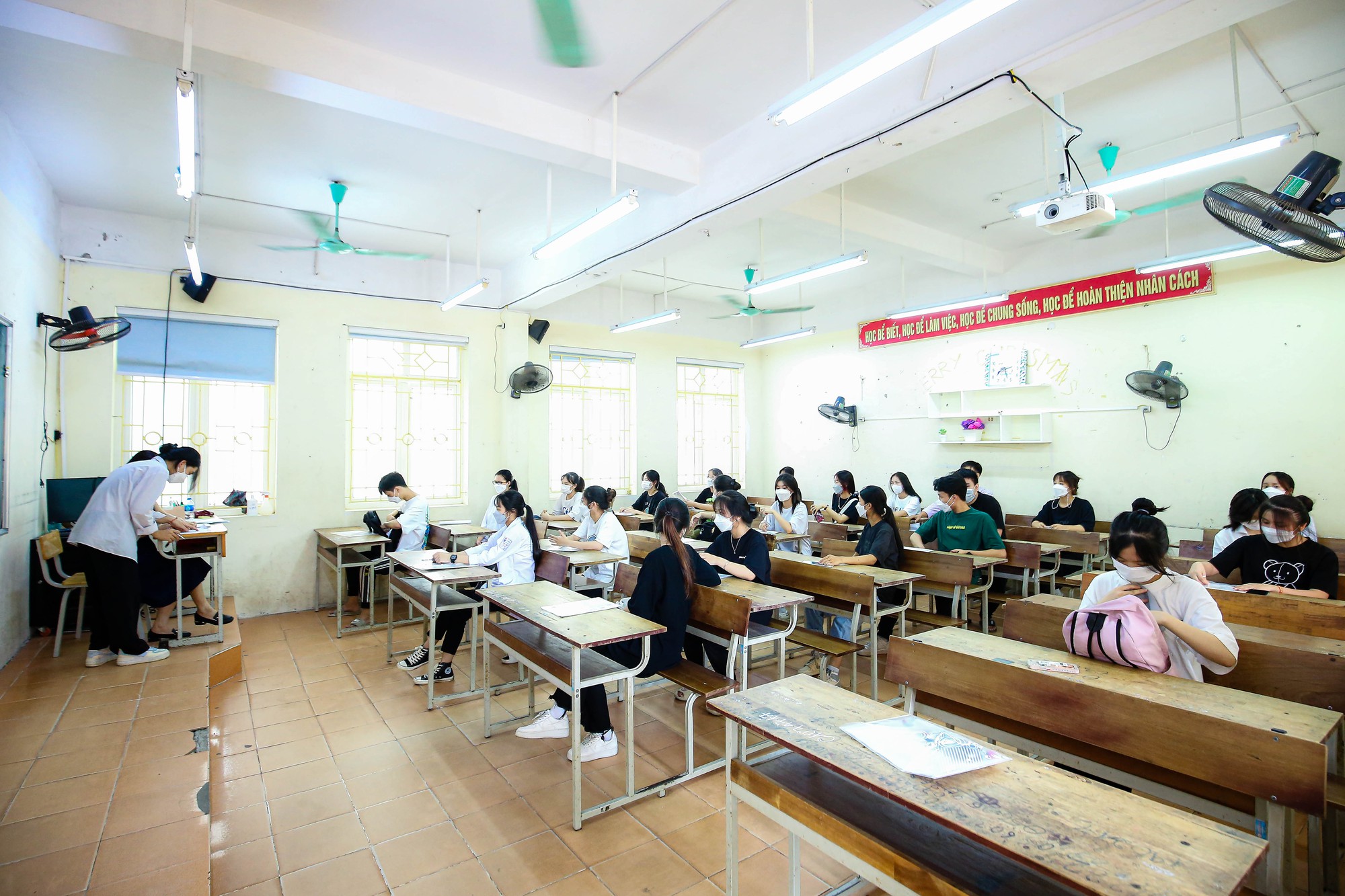 Hình ảnh thí sinh làm thủ tục dự thi tốt nghiệp THPT năm 2022 tại Hà Nội - Ảnh 14.