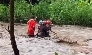 Đã tìm thấy 1 nạn nhân trong vụ 4 người dân bị lũ cuốn trôi ở Cao Bằng - Ảnh 2.