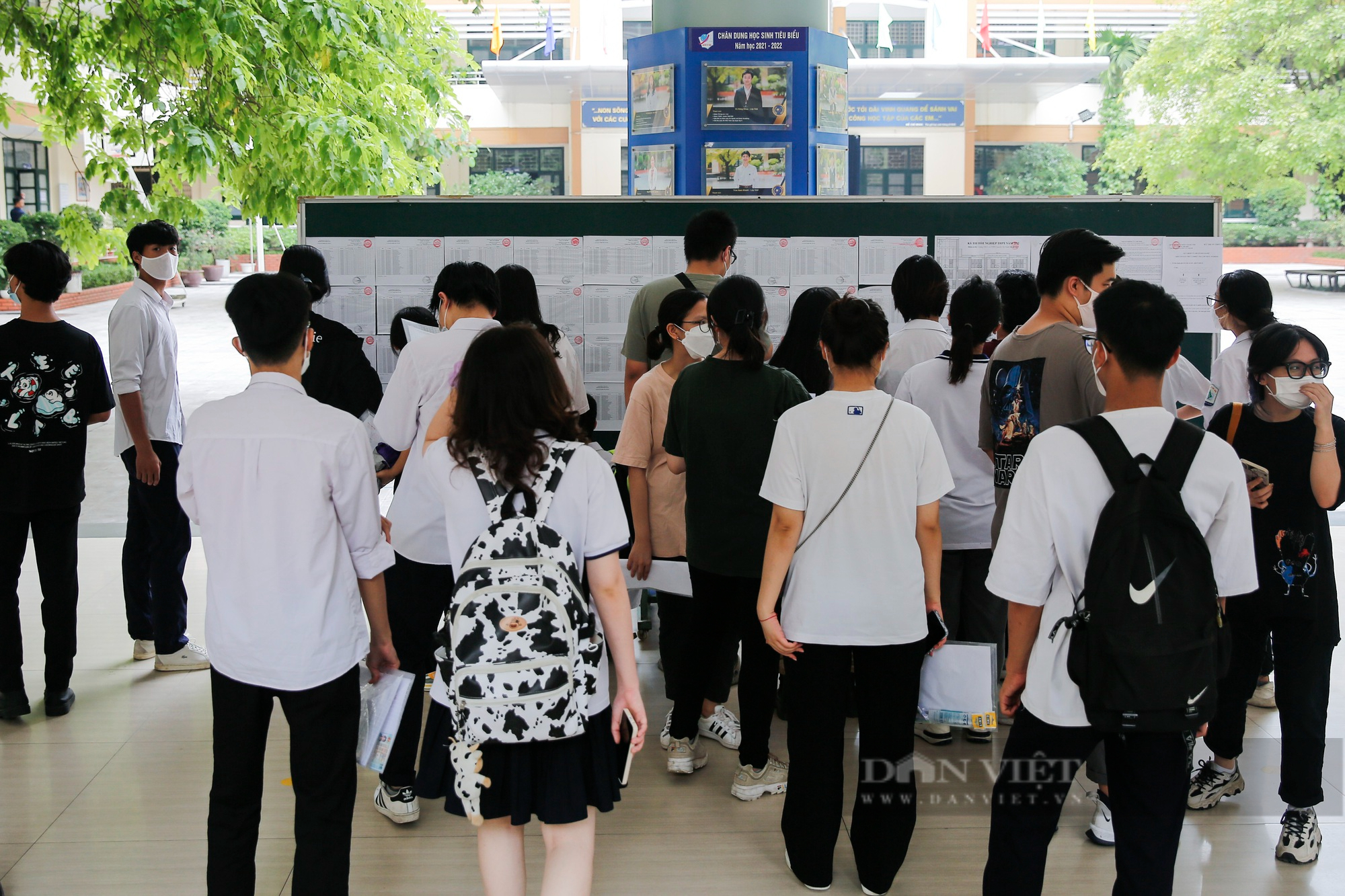 Hình ảnh thí sinh làm thủ tục dự thi tốt nghiệp THPT năm 2022 tại Hà Nội - Ảnh 5.