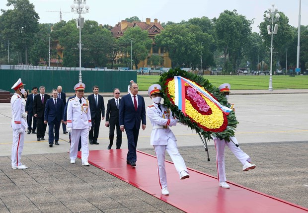 Sáng nay Ngoại trưởng Nga Sergey Lavrov đặt vòng hoa và viếng Chủ tịch Hồ Chí Minh - Ảnh 5.