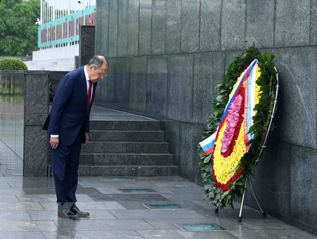 Sáng nay Ngoại trưởng Nga Sergey Lavrov đặt vòng hoa và viếng Chủ tịch Hồ Chí Minh - Ảnh 6.