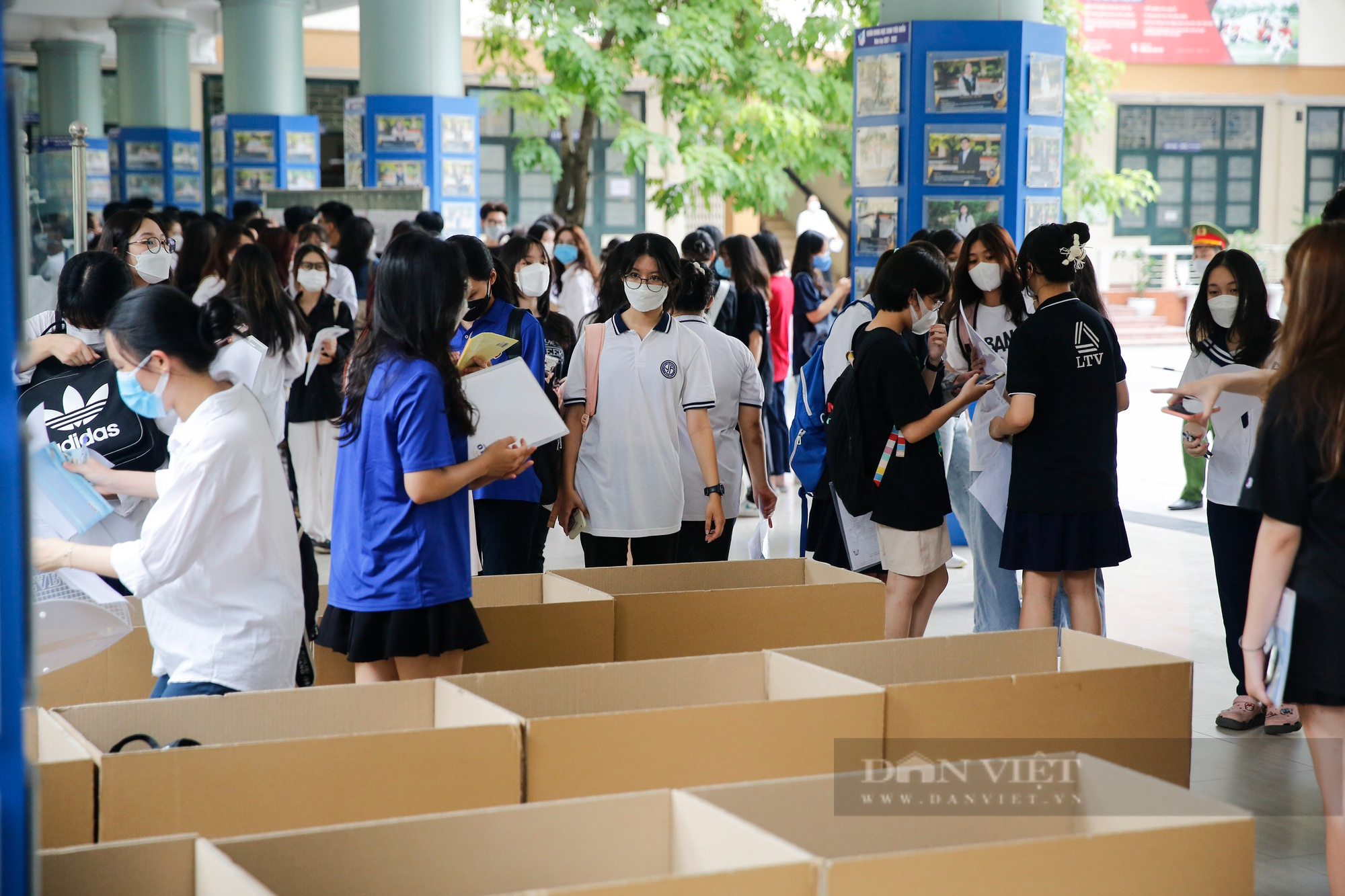 Hình ảnh thí sinh làm thủ tục dự thi tốt nghiệp THPT năm 2022 tại Hà Nội - Ảnh 8.