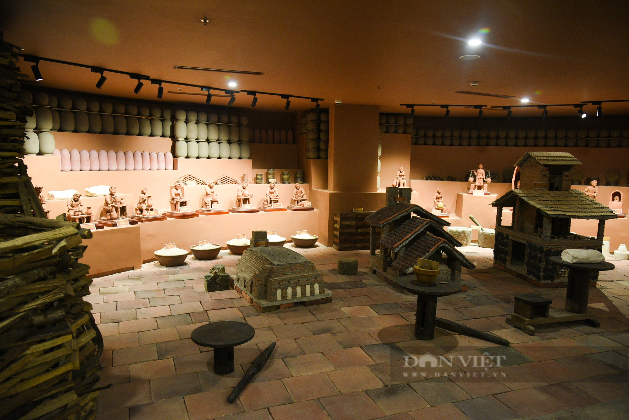 Độc đáo bảo tàng gốm 150 tỉ đồng ở Bát Tràng - Ảnh 8.