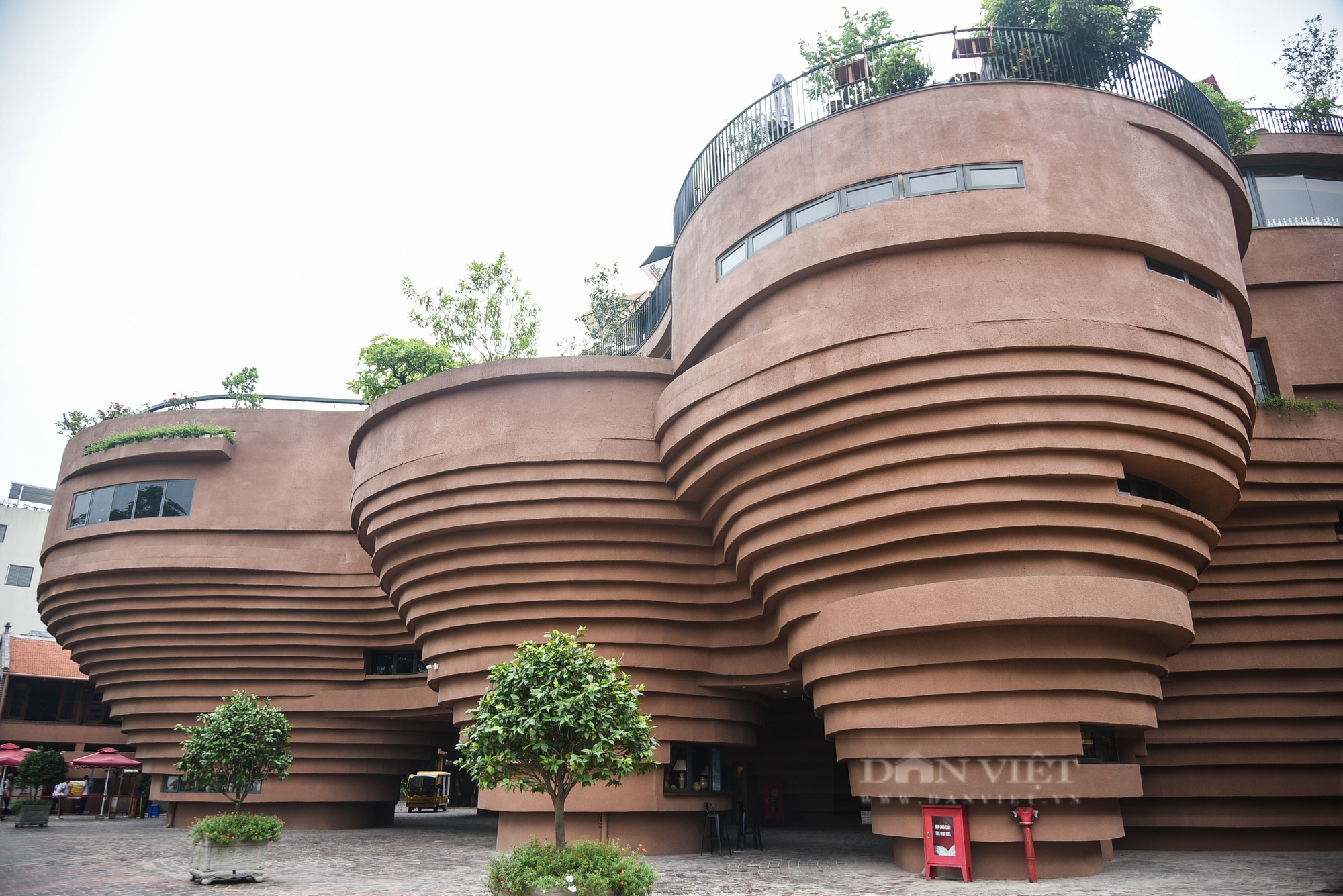 Độc đáo bảo tàng gốm 150 tỉ đồng ở Bát Tràng - Ảnh 2.