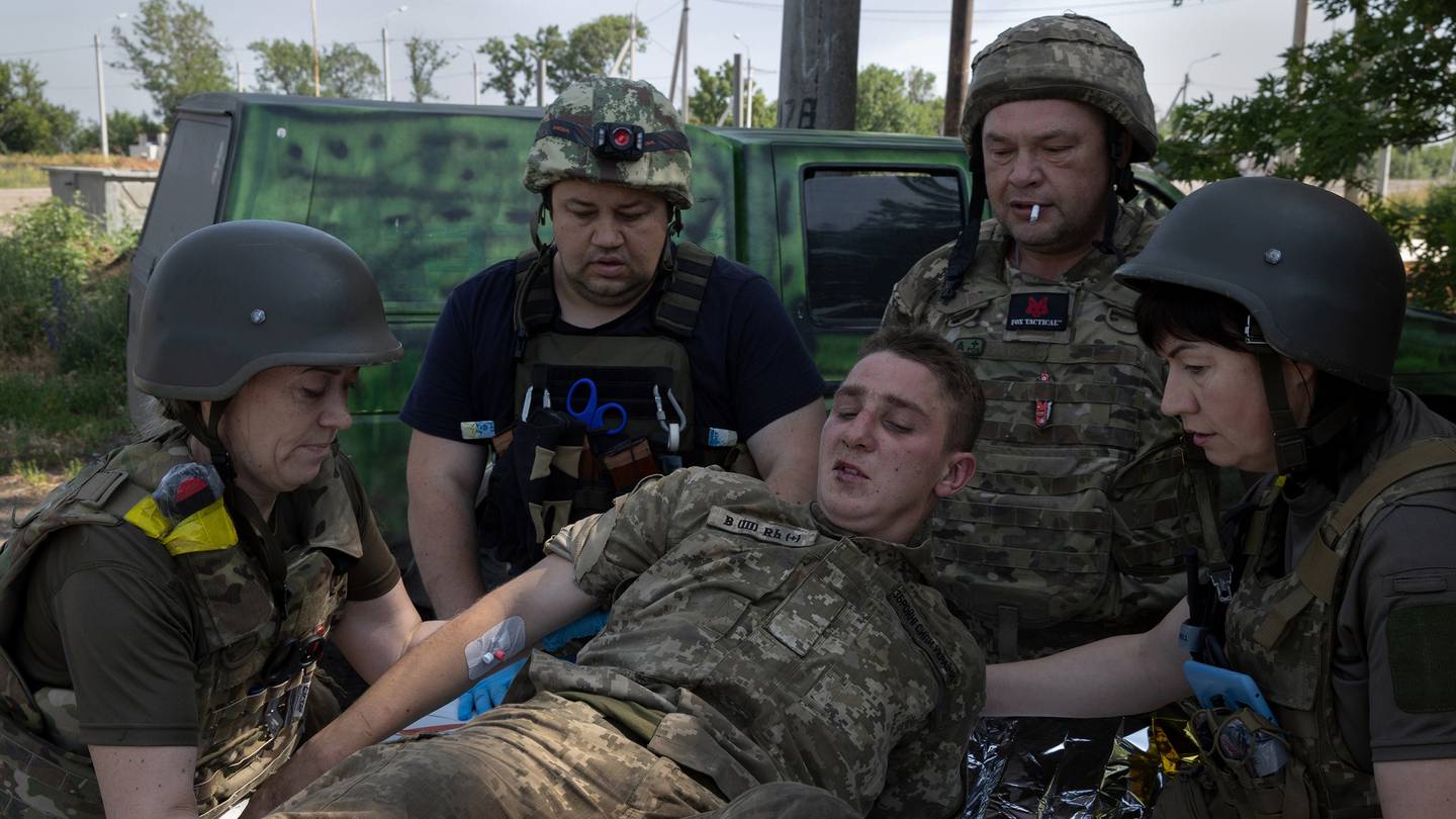 Binh sĩ Ukraine ở tiền tuyến đứng giữa ranh giới của sự sống và cái chết - Ảnh 1.