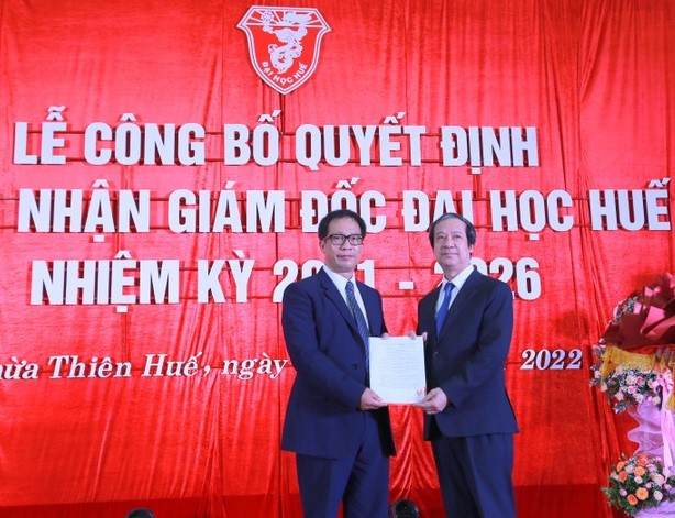 Bộ trưởng Nguyễn Kim Sơn trao quyết định công nhận tân Giám đốc Đại học Huế  - Ảnh 1.