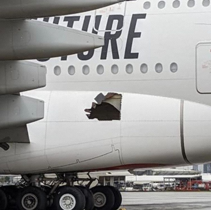 Siêu phi cơ A380 bay suốt 14h với lỗ thủng khổng lồ trên thân - Ảnh 1.