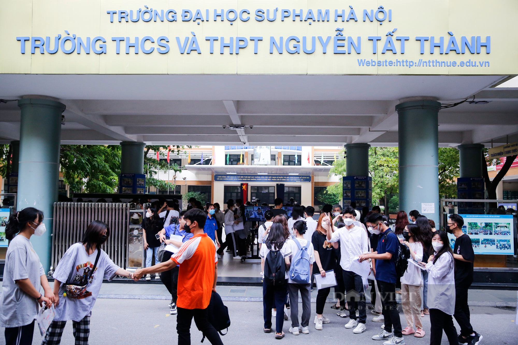 Hình ảnh thí sinh làm thủ tục dự thi tốt nghiệp THPT năm 2022 tại Hà Nội - Ảnh 1.