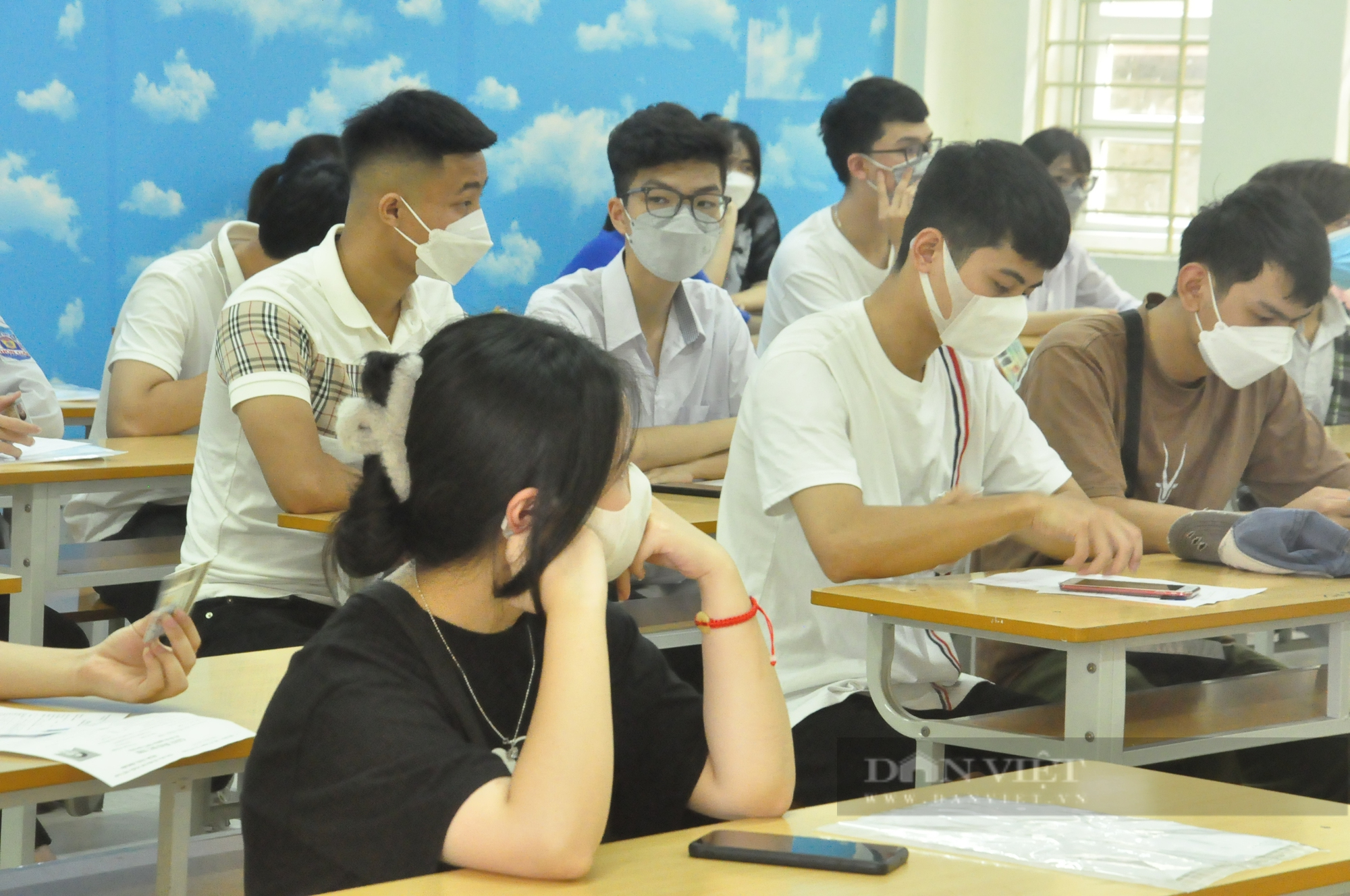 Hơn 15.700 thí sinh Quảng Ninh làm thủ tục thi tốt nghiệp THPT 2022: Khá lo lắng nhưng đã sẵn sàng - Ảnh 5.