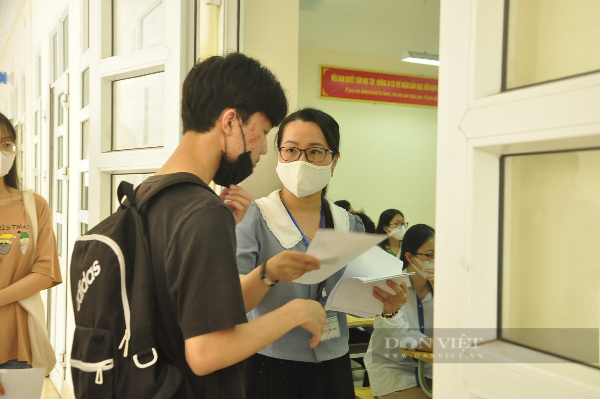 Hơn 15.700 thí sinh Quảng Ninh làm thủ tục thi tốt nghiệp THPT 2022: Khá lo lắng nhưng đã sẵn sàng - Ảnh 4.