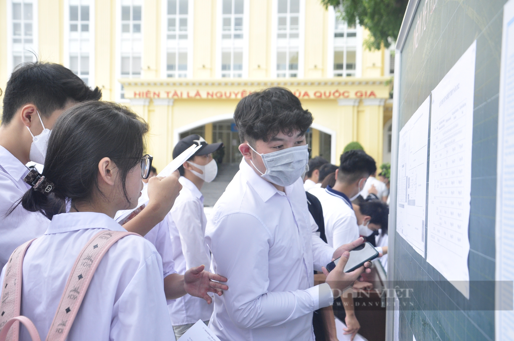 Hơn 15.700 thí sinh Quảng Ninh làm thủ tục thi tốt nghiệp THPT 2022: Khá lo lắng nhưng đã sẵn sàng - Ảnh 3.