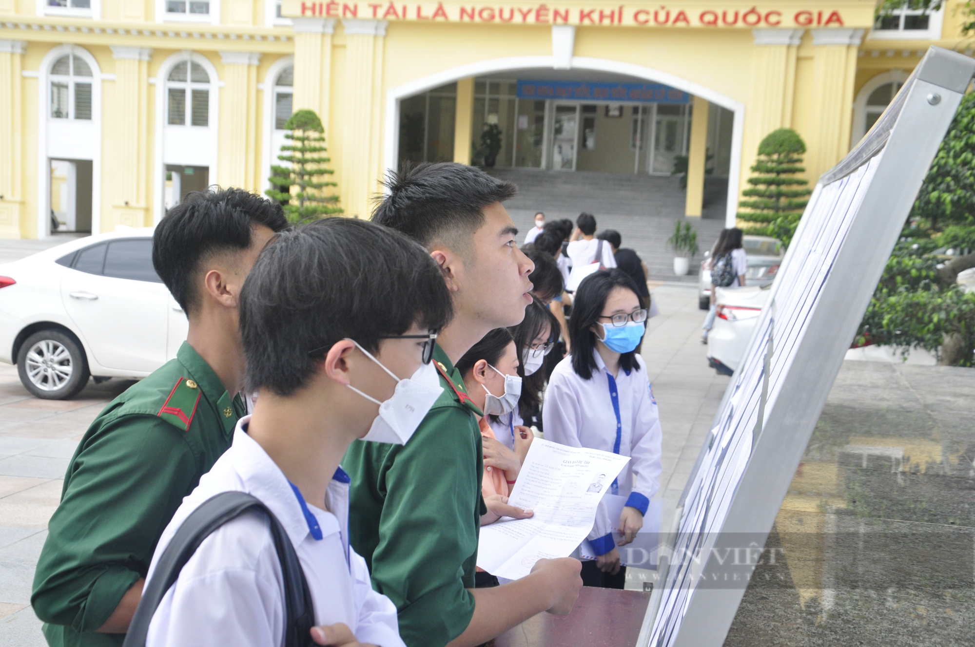 Hơn 15.700 thí sinh Quảng Ninh làm thủ tục thi tốt nghiệp THPT 2022: Khá lo lắng nhưng đã sẵn sàng - Ảnh 2.