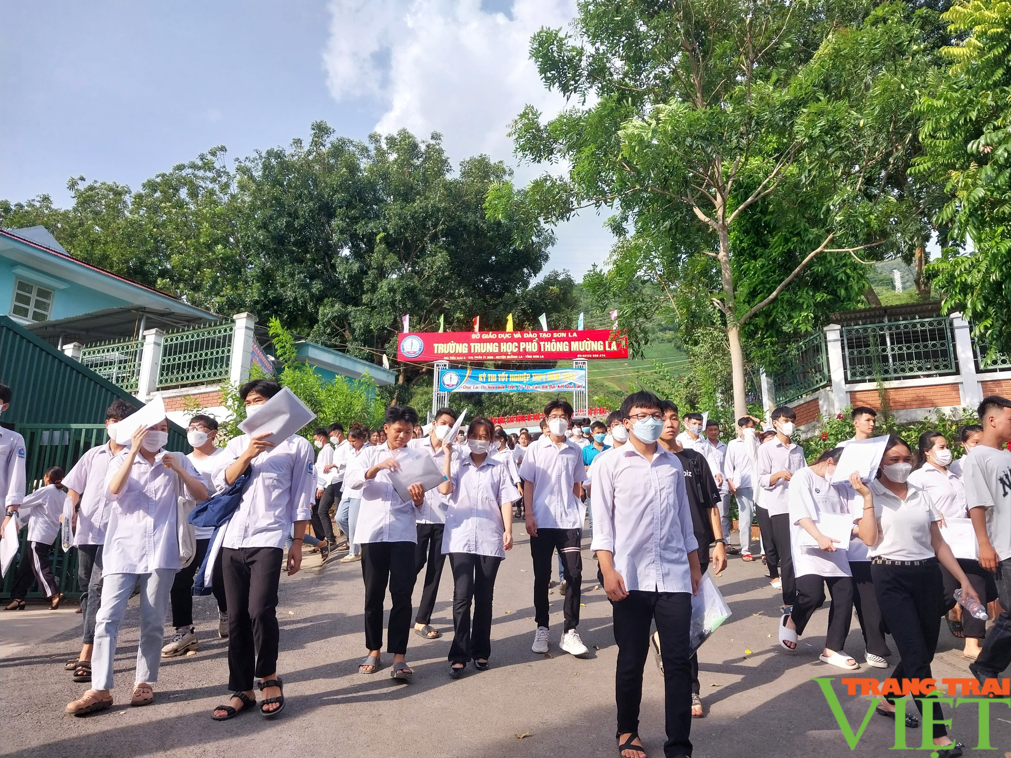 Các thí sinh vùng cao Sơn La hoàn thành 2 môn thi tốt nghiệp THPT năm 2022 trong ngày nắng nóng - Ảnh 15.
