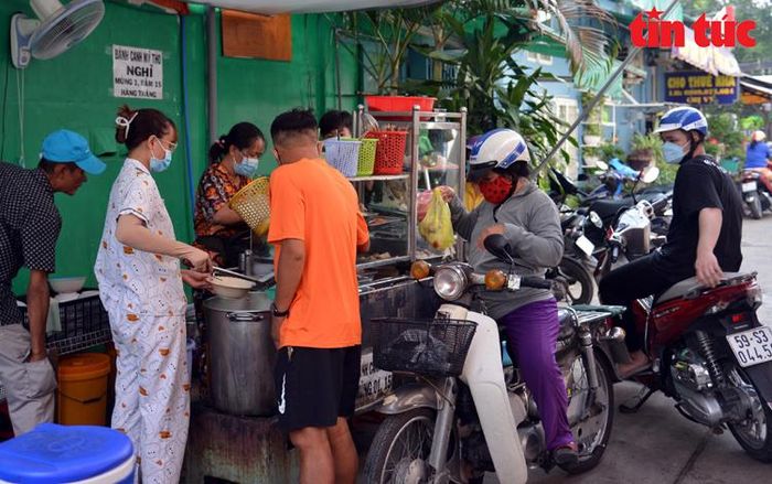 Quán bánh canh 'bình ổn' cho người lao động - Ảnh 7.