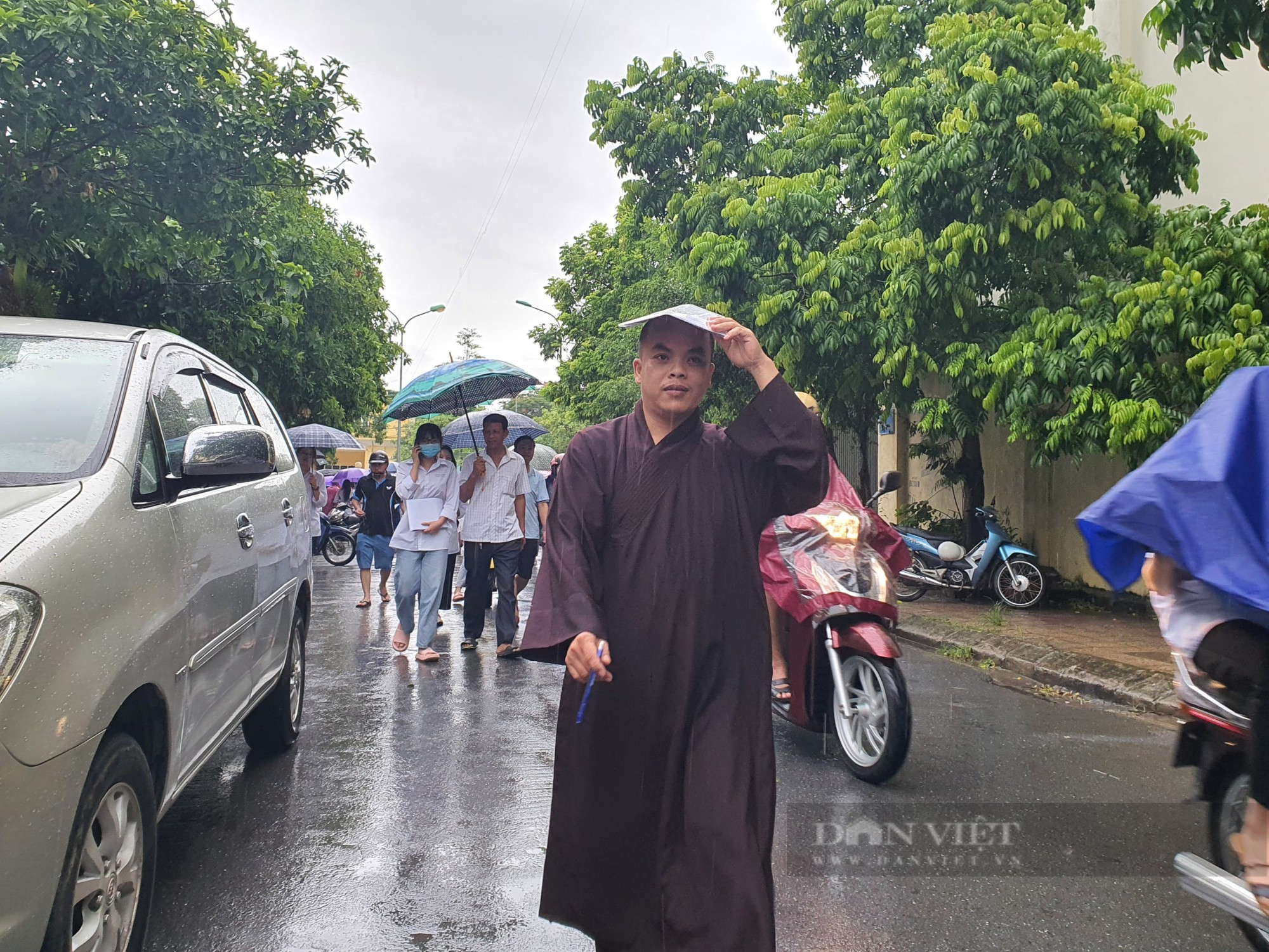 Thanh Hóa: Nhà sư 40 tuổi đội mưa dự thi tốt nghiệp THPT - Ảnh 2.