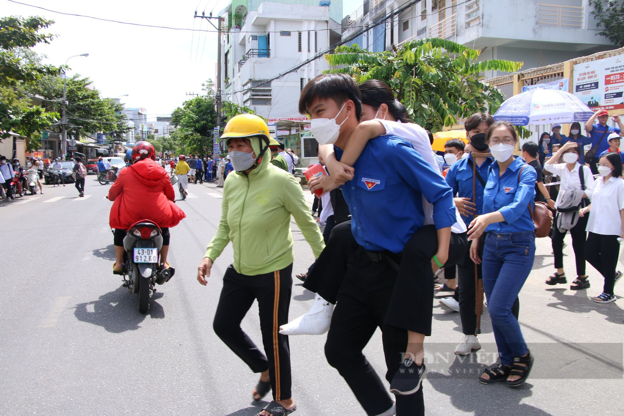 Áo xanh trở thành đôi chân giúp nữ sinh &quot;vượt vũ môn&quot; - Ảnh 2.