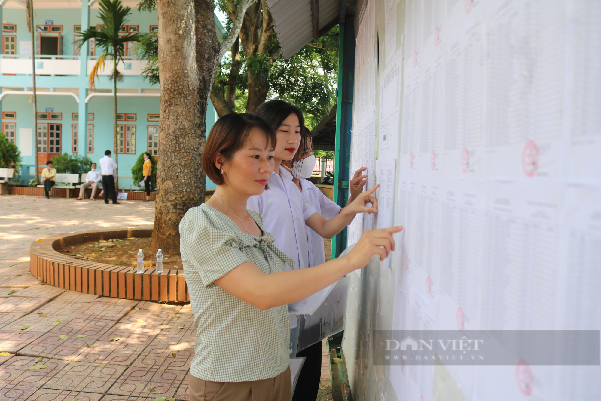 Sơn La: Thí sinh dân tộc Mông vượt hơn 200km để đến điểm thi tốt nghiệp THPT năm 2022 - Ảnh 2.