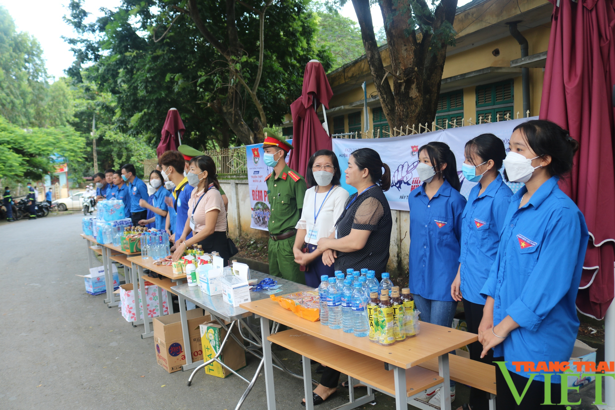 Các thí sinh vùng cao Sơn La hoàn thành 2 môn thi tốt nghiệp THPT năm 2022 trong ngày nắng nóng - Ảnh 2.