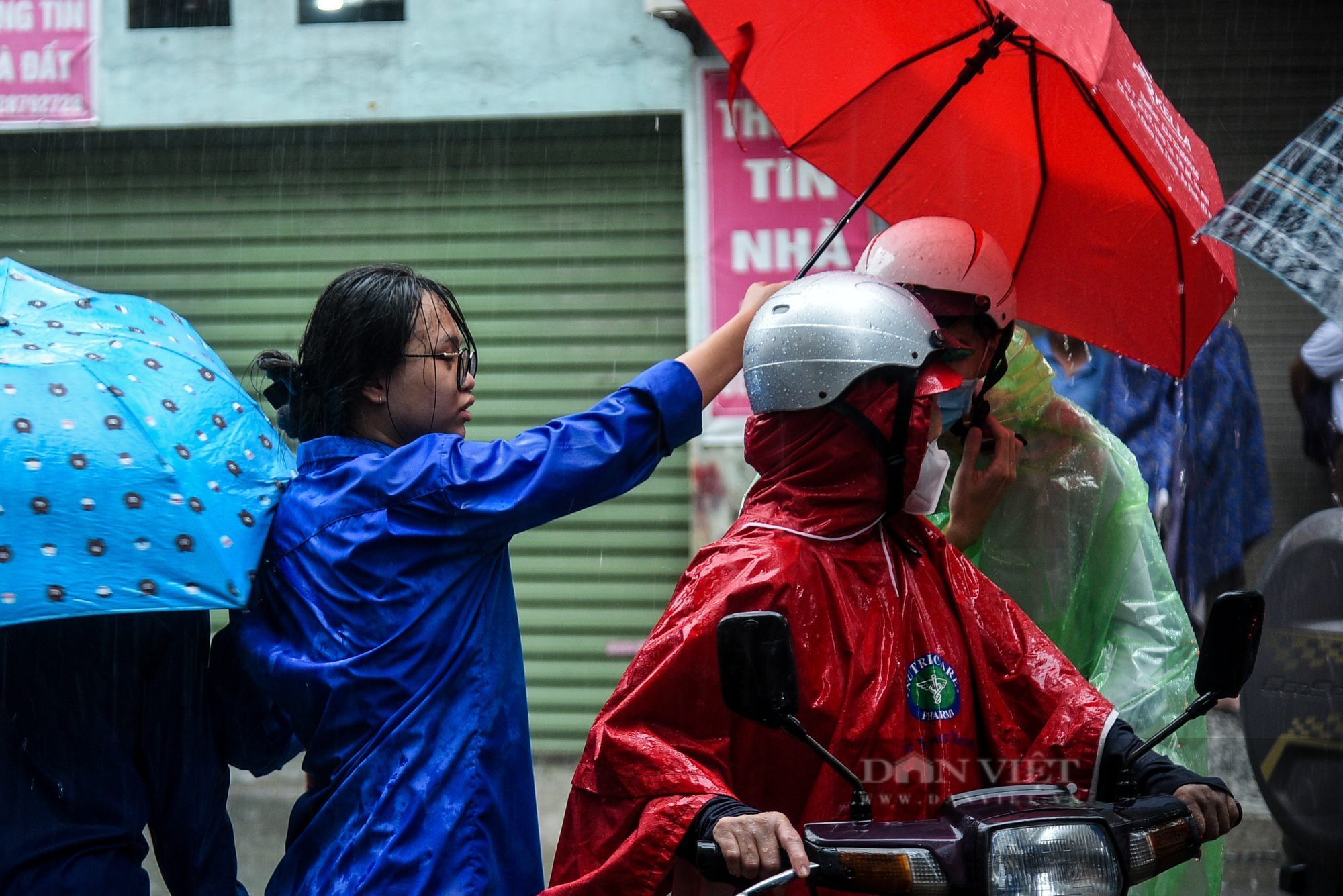 Khoảnh khắc đội mưa tiếp sức sĩ tử của các &quot;áo xanh tình nguyện&quot; - Ảnh 4.
