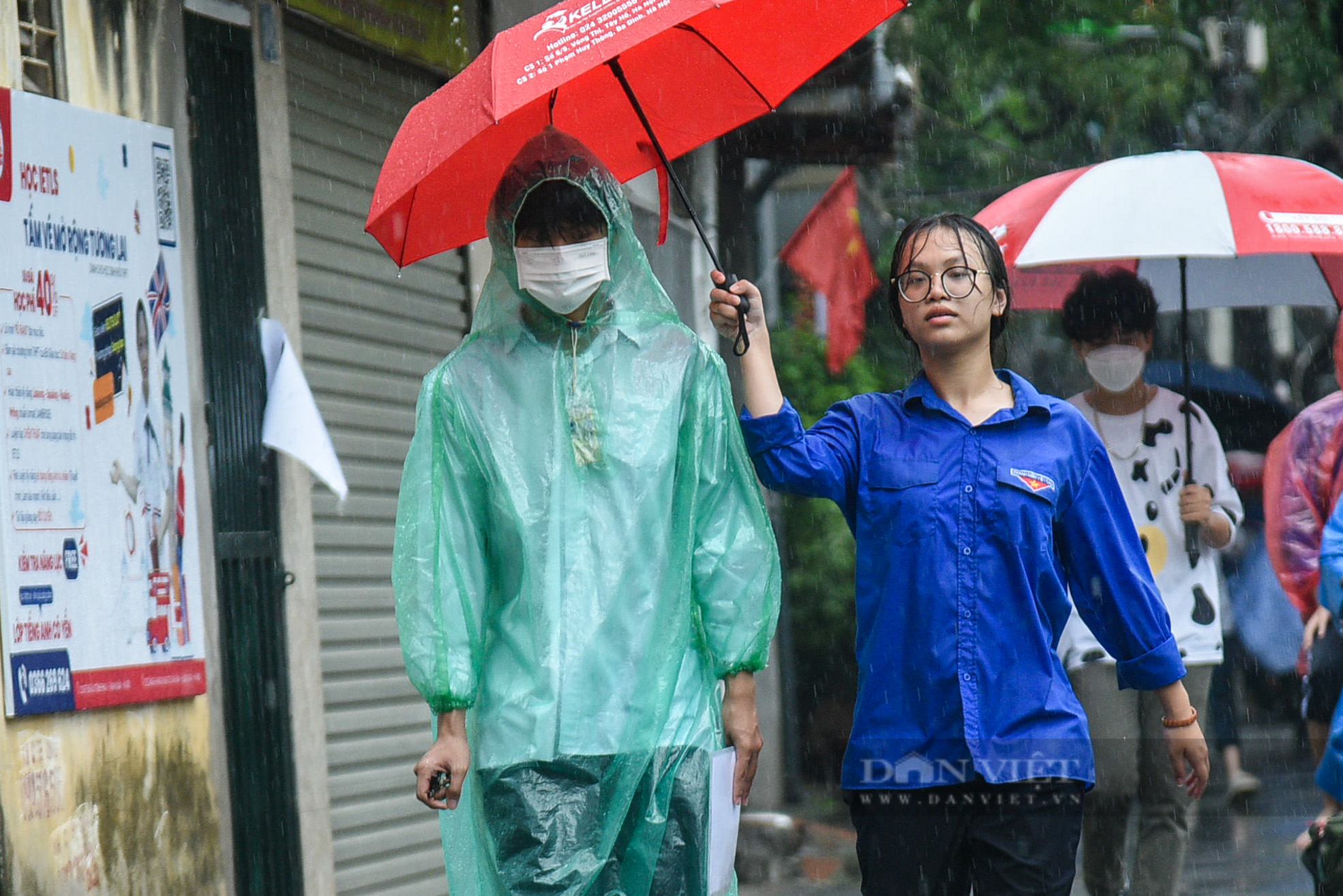 Khoảnh khắc đội mưa tiếp sức sĩ tử của các &quot;áo xanh tình nguyện&quot; - Ảnh 8.