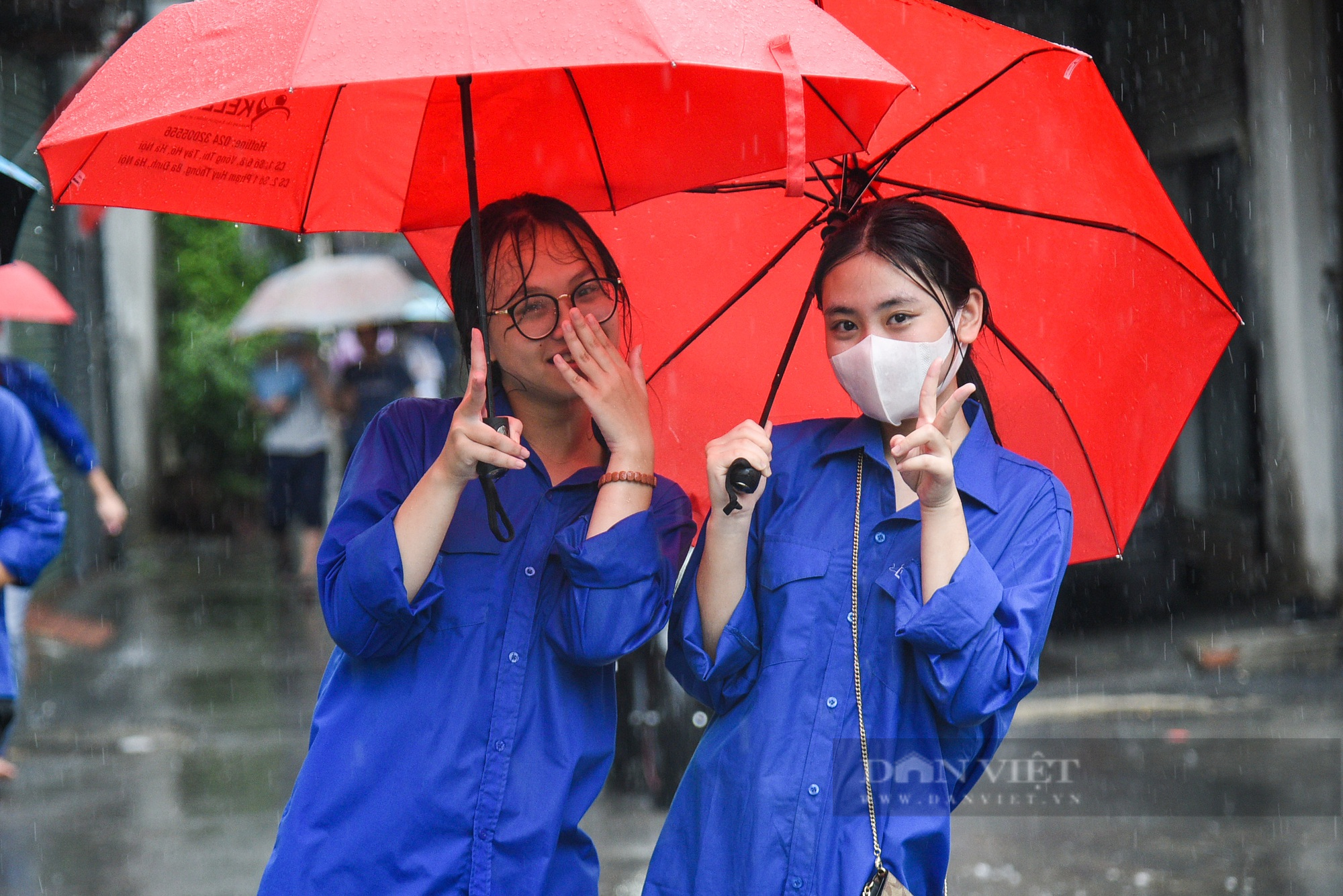 Khoảnh khắc đội mưa tiếp sức sĩ tử của các &quot;áo xanh tình nguyện&quot; - Ảnh 10.