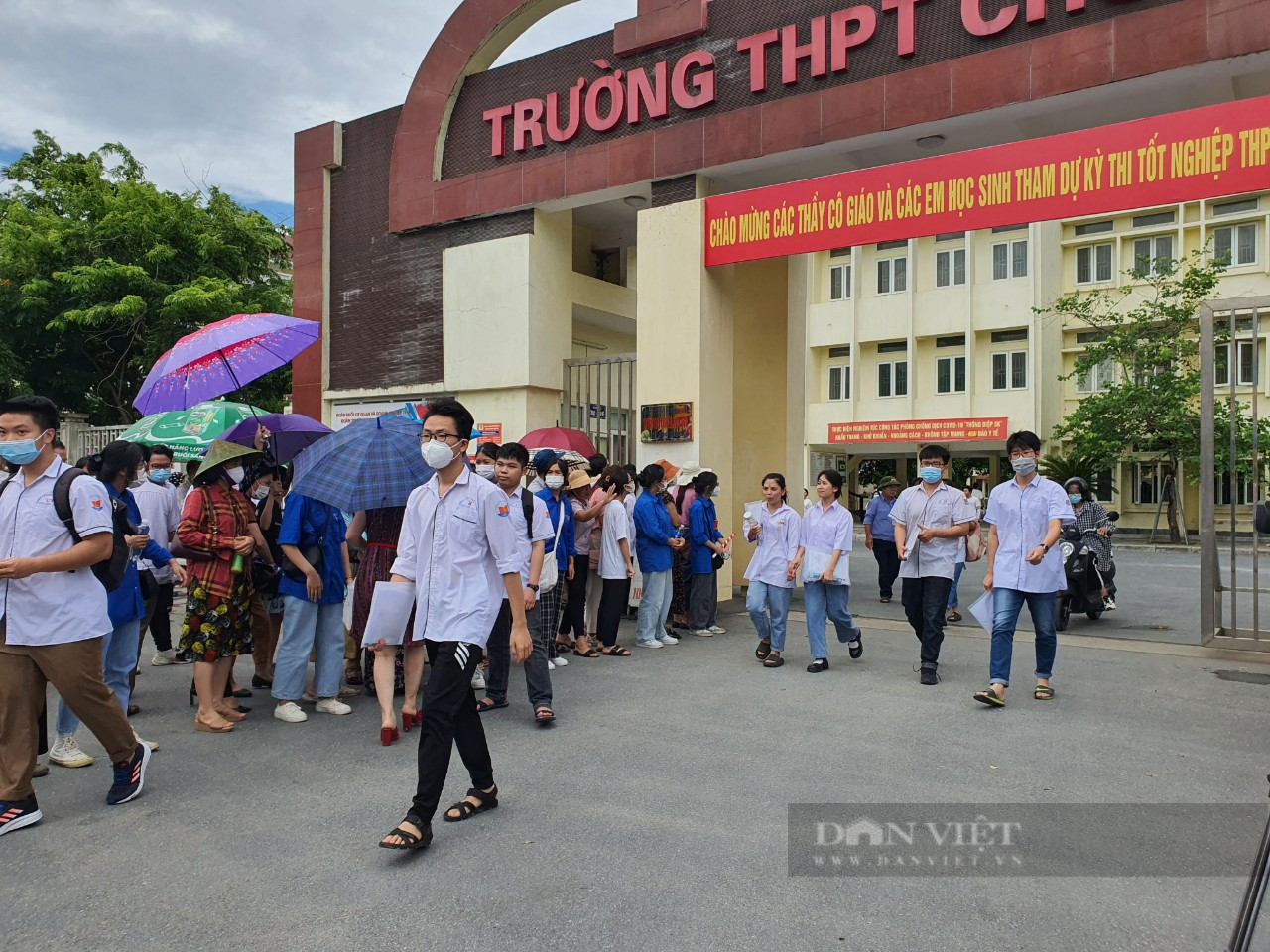 Kỳ thi tốt nghiệp THPT năm 2022 tại Thanh Hoá: Thí sinh làm tốt bài Ngữ văn, sẵn sàng cho môn Toán chiều nay - Ảnh 1.