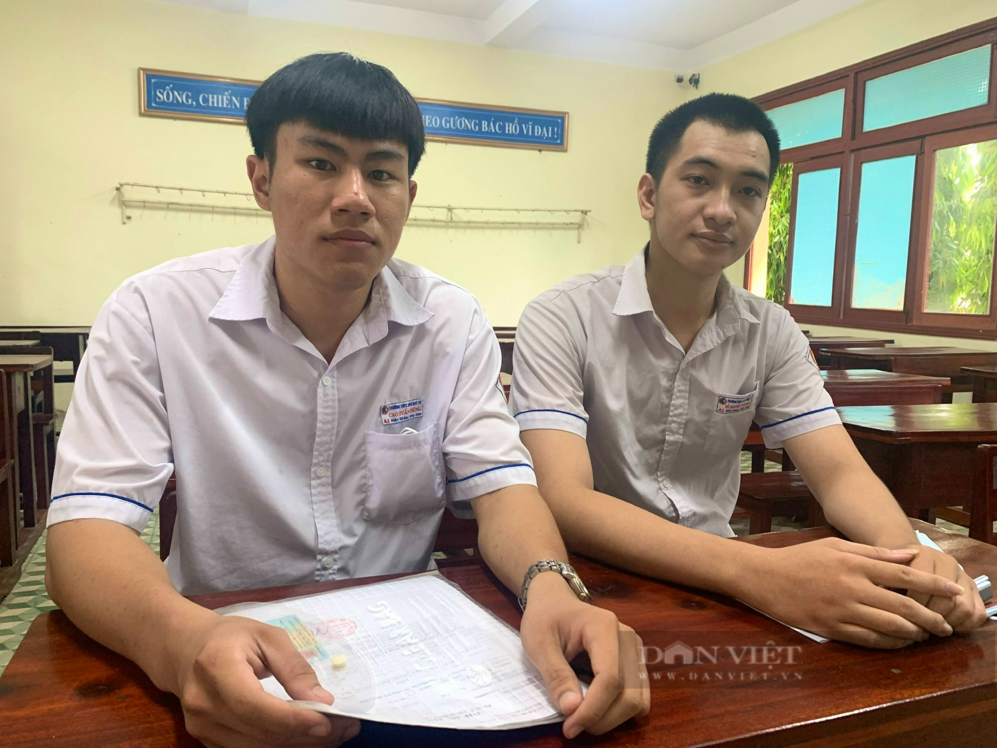 Thi tốt nghiệp THPT 2022: Thí sinh ở Quảng Bình tự tin bước vào phòng với lời nhắn: &quot;Mẹ chúc con thi tốt&quot; - Ảnh 3.