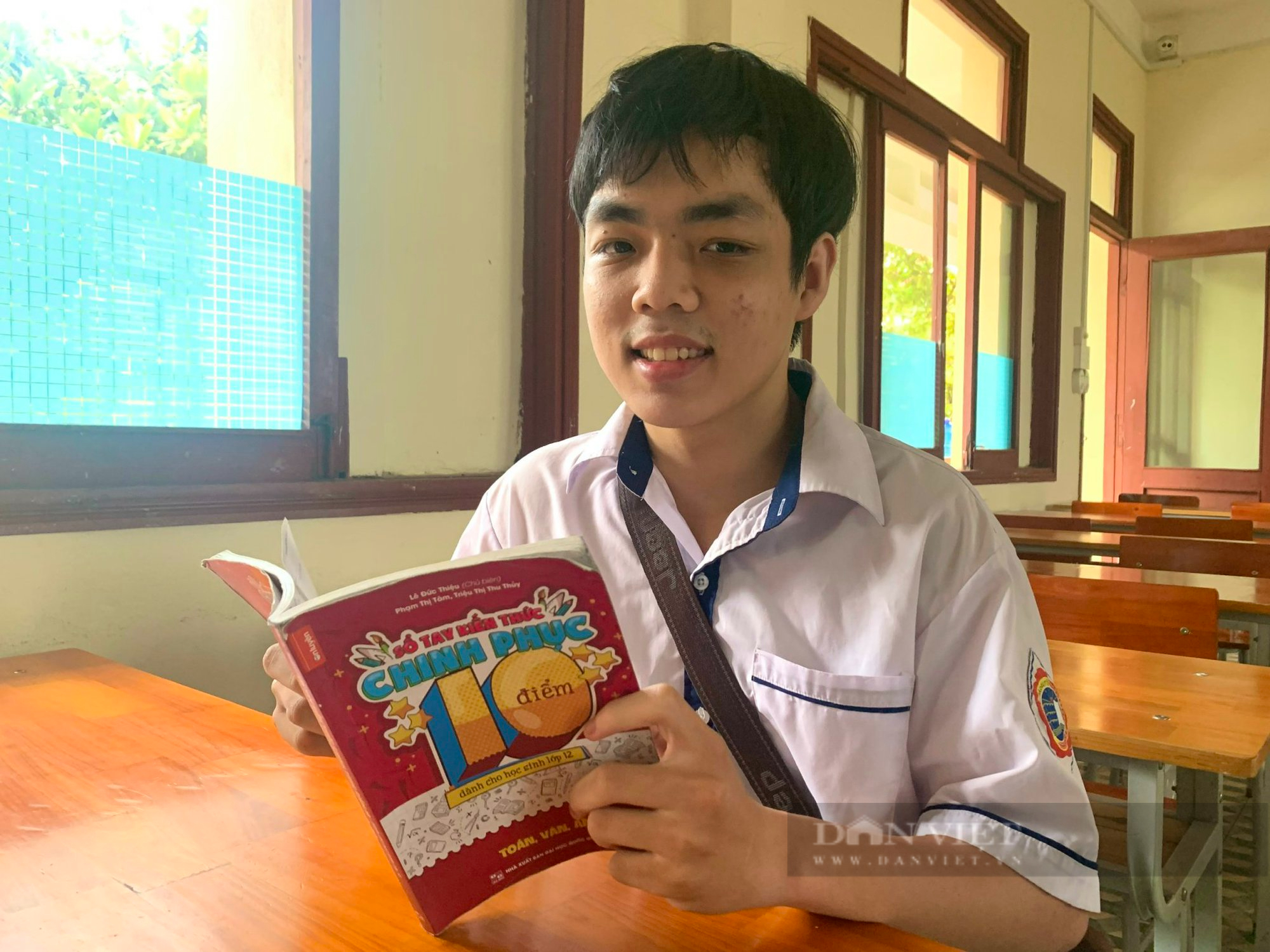 Thi tốt nghiệp THPT 2022: Thí sinh ở Quảng Bình tự tin bước vào phòng với lời nhắn: &quot;Mẹ chúc con thi tốt&quot; - Ảnh 2.