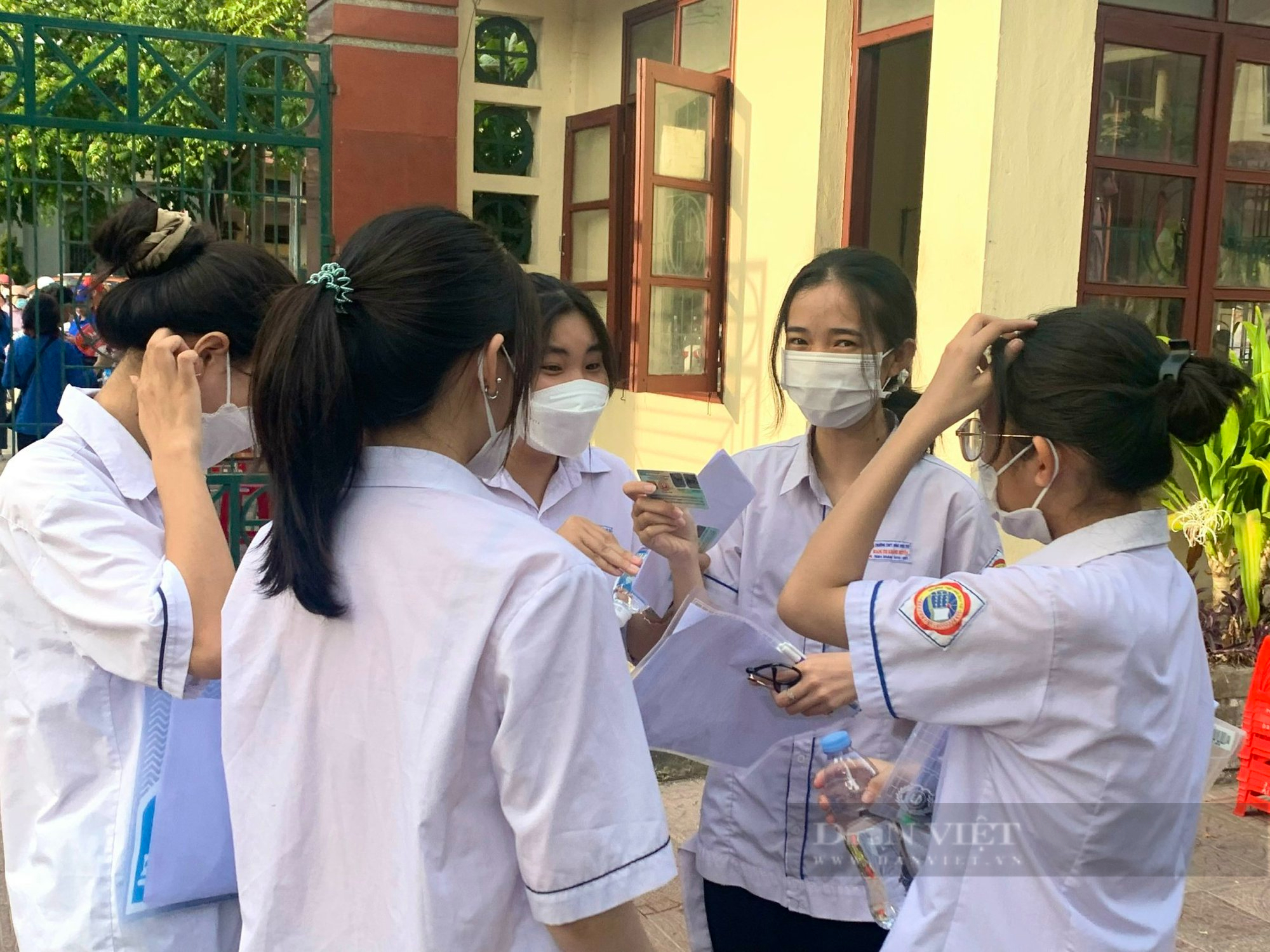 Thi tốt nghiệp THPT 2022: Thí sinh ở Quảng Bình tự tin bước vào phòng với lời nhắn: &quot;Mẹ chúc con thi tốt&quot; - Ảnh 4.