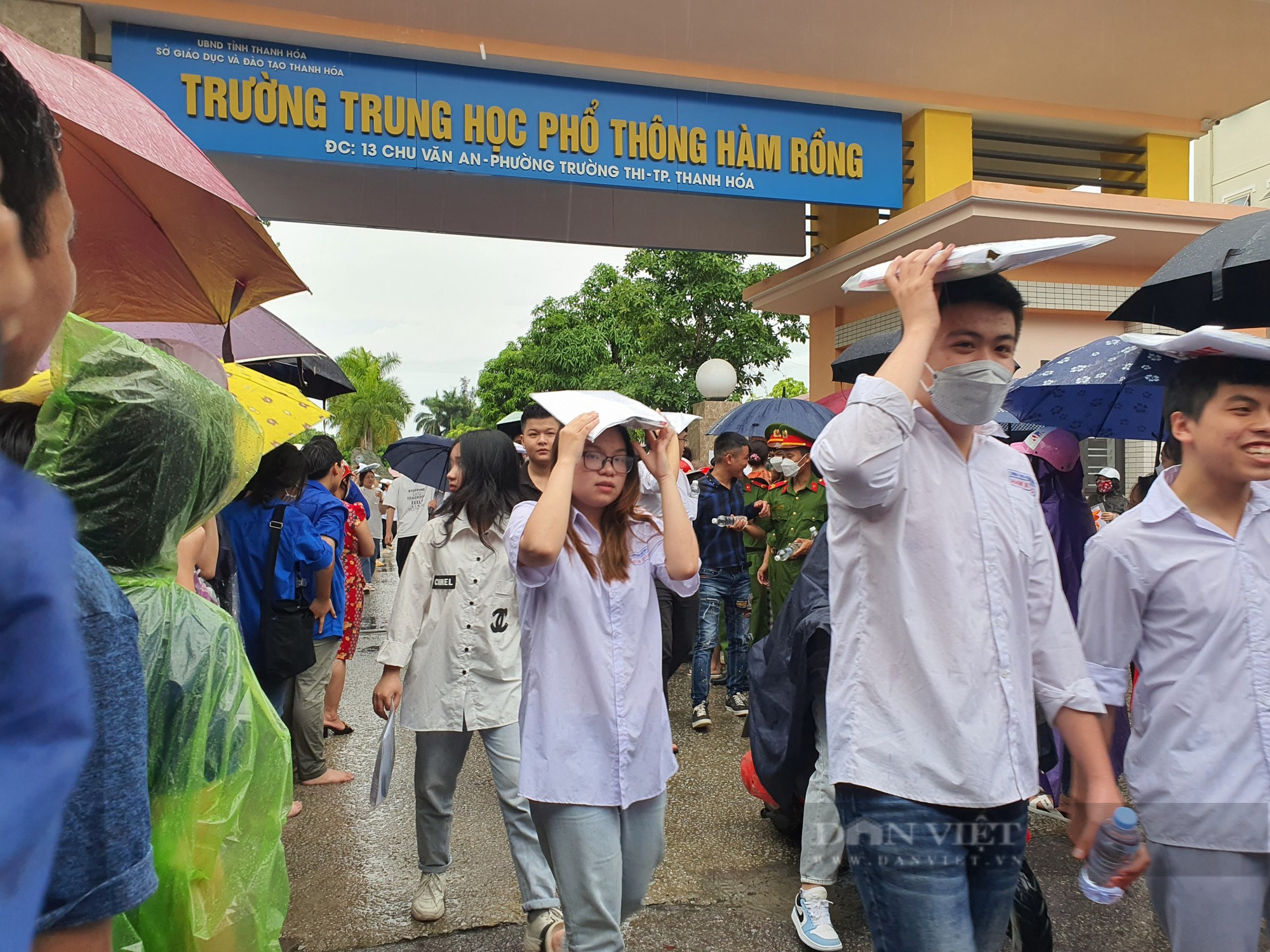 Thanh Hóa: Nhà sư 40 tuổi đội mưa dự thi tốt nghiệp THPT - Ảnh 3.