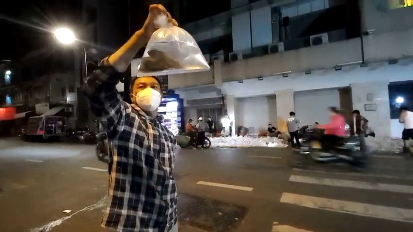Bò lê soi đèn mua cá tại chợ cá cảnh “âm phủ” Sài Gòn  - Ảnh 9.