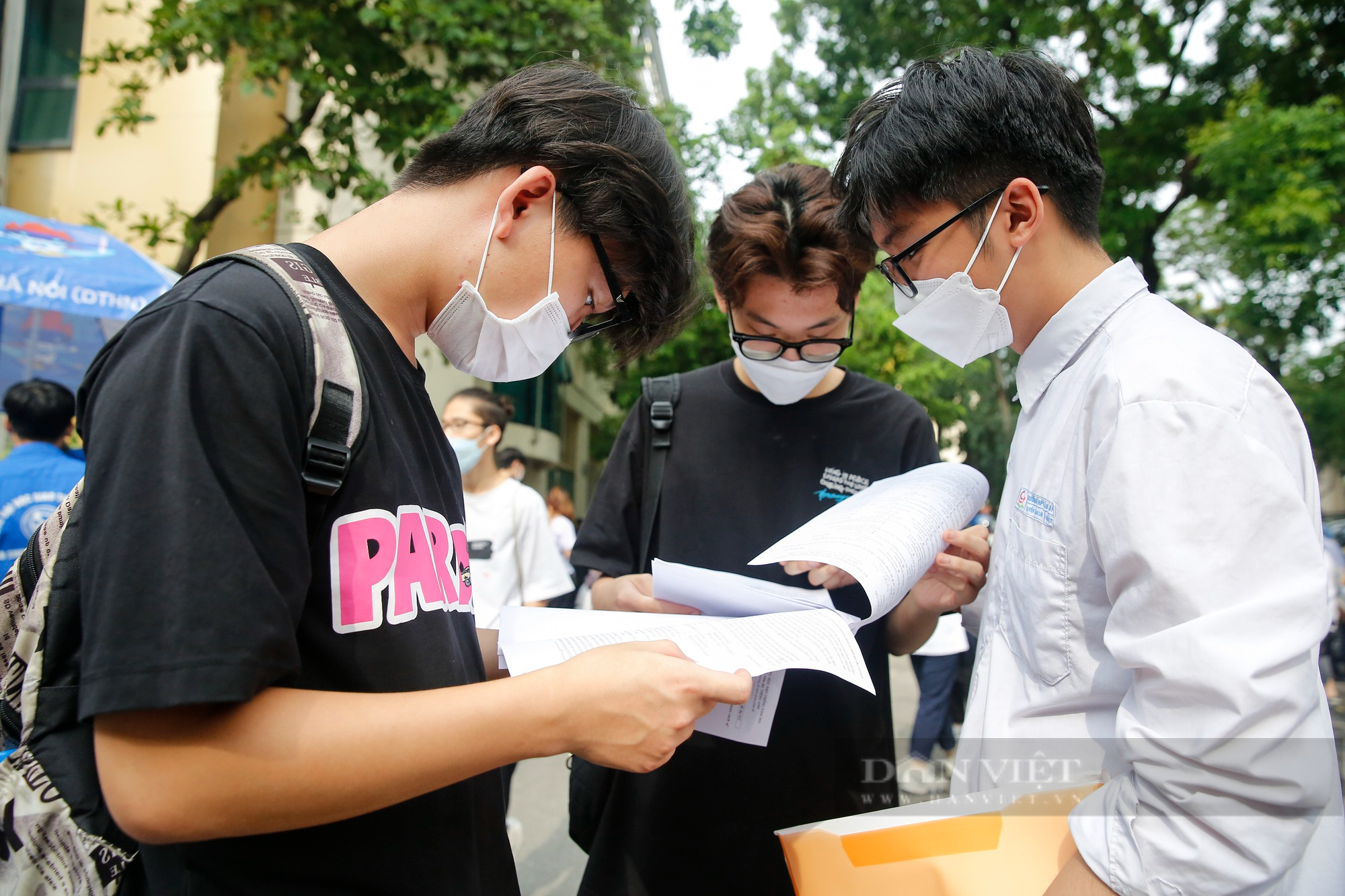 Thí sinh THPT Chuyên Ngữ tại Hà Nội nói gì về đề thi tiếng Anh tốt nghiệp THPT năm 2022? - Ảnh 3.