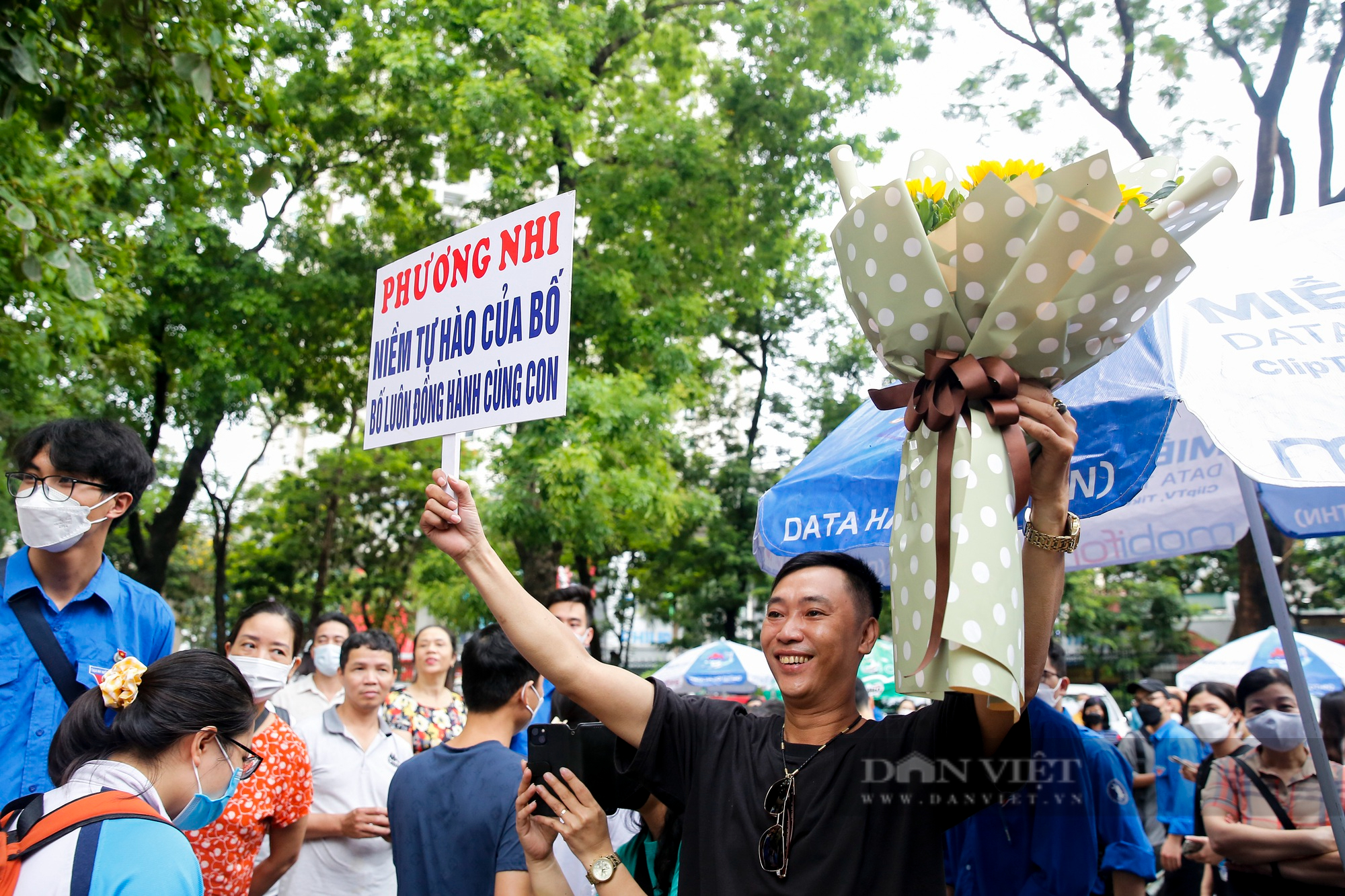 Hình ảnh ông bố cầm theo tấm bảng &quot;Phương Nhi, niềm tự hào của bố...&quot; gây chú ý trong kỳ thi tốt nghiệp THPT  - Ảnh 3.