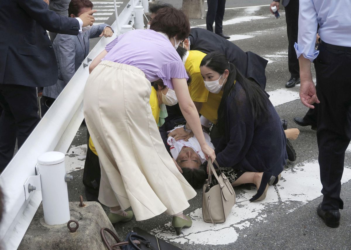 Nóng: Cựu Thủ tướng Nhật Bản Shinzo Abe bị bắn vào ngực - Ảnh 3.