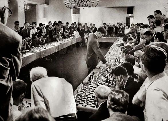 Bobby Fischer: Kẻ lập dị, một mình thi đấu cờ vua với 50 đối thủ cùng lúc - Ảnh 1.