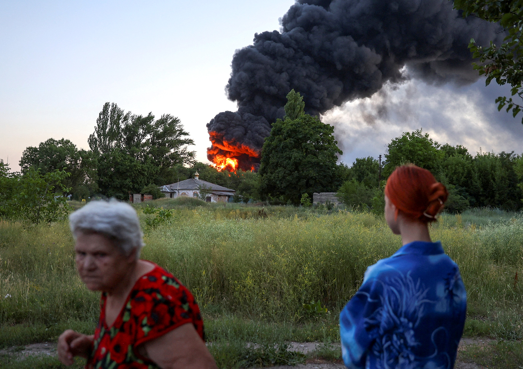 Nóng: Ukraine tấn công nhà kho quân sự của Nga ở Kherson - Ảnh 1.