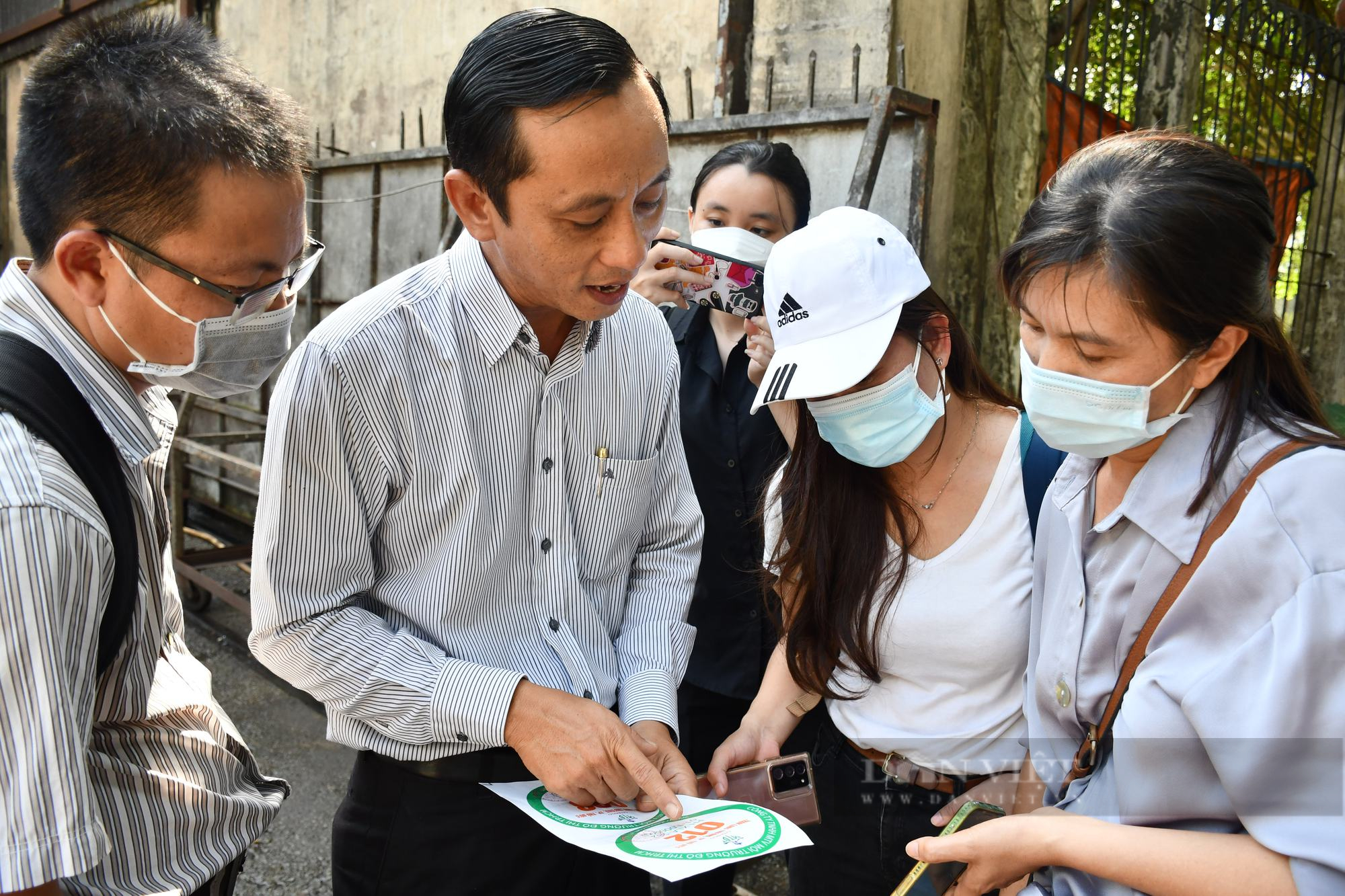 Ngăn “đổ chui” rác, TP.HCM dán logo cho xe thu gom rác - Ảnh 3.