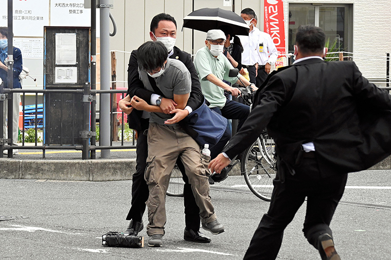 Nhân chứng tiết lộ tình tiết lạ trong vụ cựu Thủ tướng Nhật Bản Shinzo Abe bị bắn - Ảnh 1.